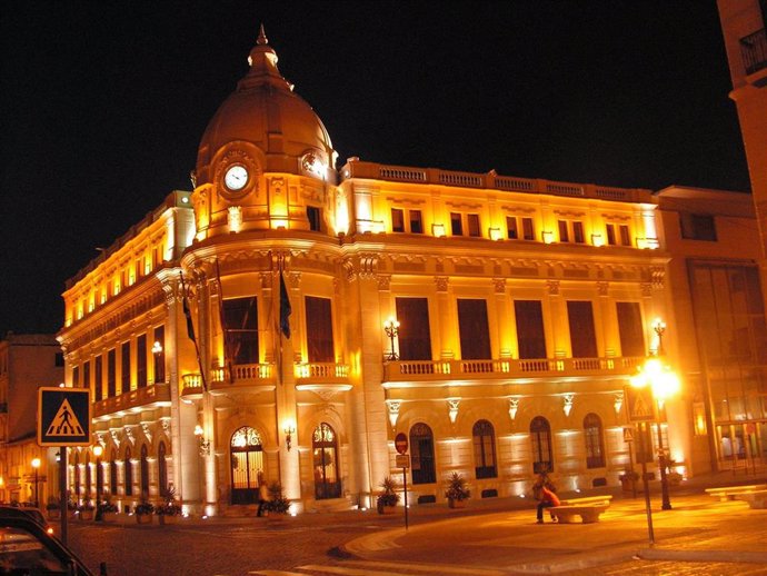 Vista exterior noctura del Palacio de la Asamblea de Ceuta iluminado