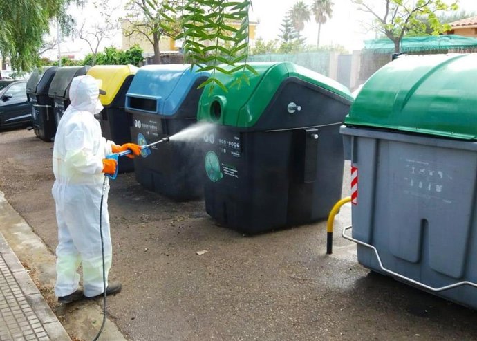 Un trabajador de Emaya limpiando una zona de contenedores.