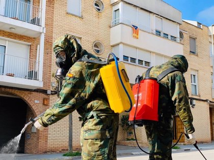 Vecinos de Sant Joan de Vilatorrada (Barcelona) aplauden a militares que desinfectan un centro de salud