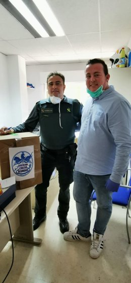 Un representante de Circos Reunidos entrega mascarillas de protección a efectivos de seguridad y emergencias en la localidad de Las Rozas.