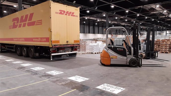 Camión de DHL trasladando material sanitario