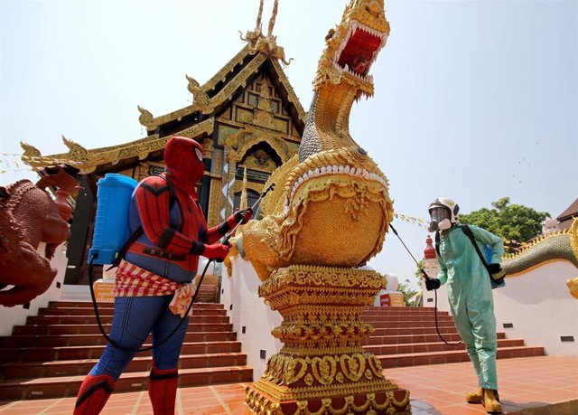 Labores de limpieza en un templo de Bangkok