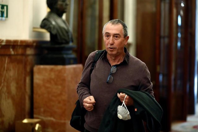 El diputado de Compromís Joan Baldoví, con una mascarilla en la mano, a su llegada al Congreso