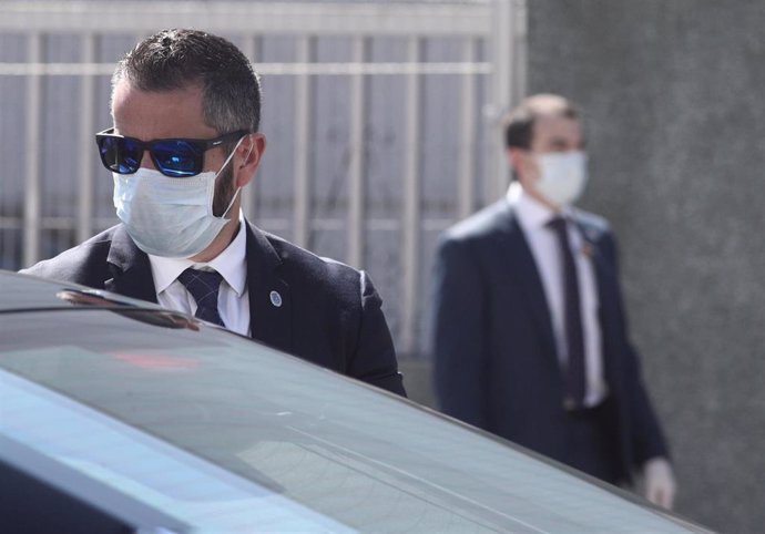Miembros de seguridad con mascarilla escoltan al presidente del gobierno, Pedro Sánchez.