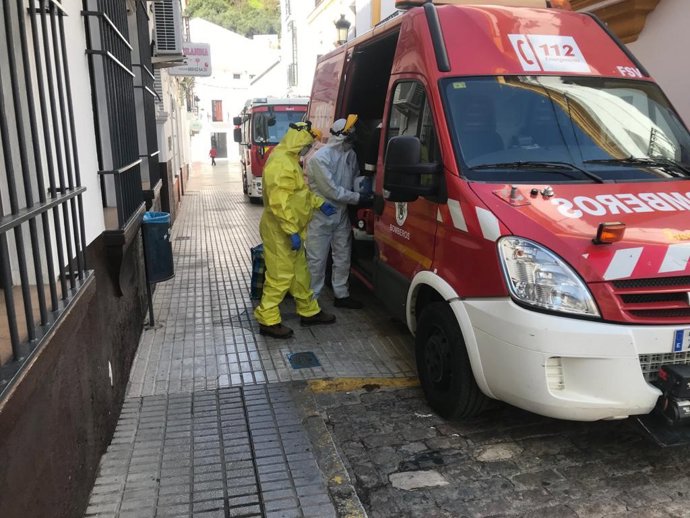 Bomberos de la Diputación realizan tareas de desinfección en residencias
