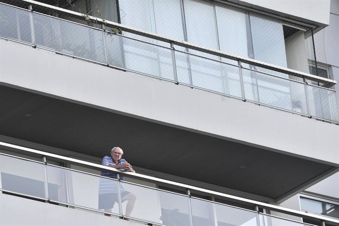 Un vecino de Buenos Aires guarda la cuarentena obligatoria por el coronavirus