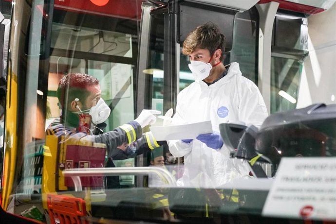 Trabajadores de TMB se ofrecen a trasladar pacientes de Covid-19 de hospitales a espacios de confinamiento