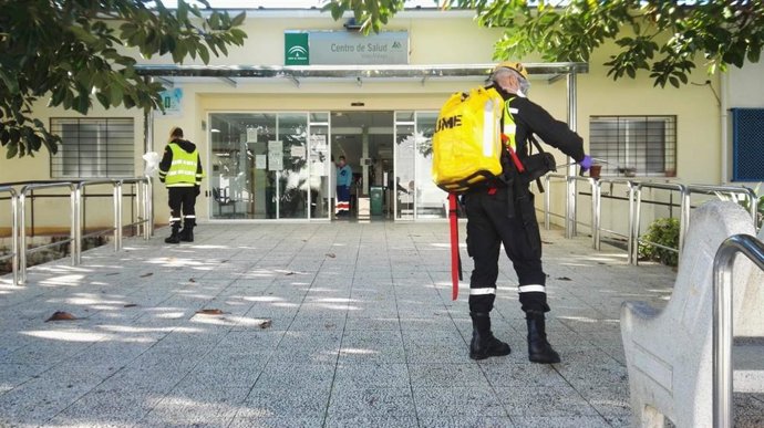Actuación de la UME en el centro de salud de Vélez-Málaga