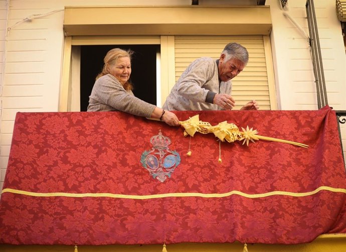 Ciudadanos engalanan sus balcones con motivo de la Semana Santa