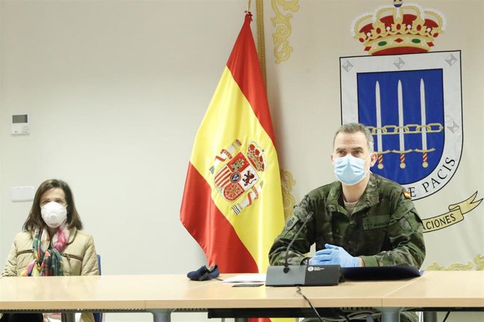 El Rey Felipe VI y la ministra de Defensa, Margarita Robles, en el Mando de Operaciones