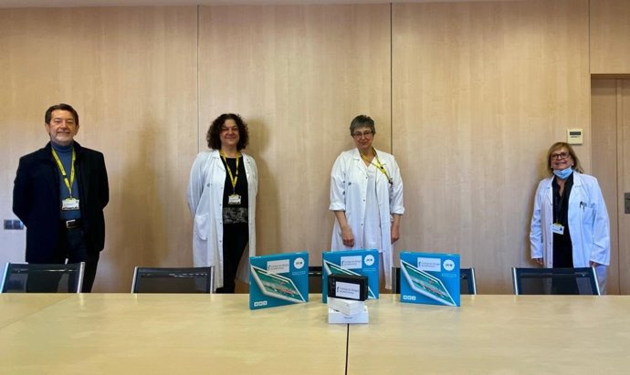 Parlem contribueix amb 400 targetes SIM per connectar pacients amb familiars