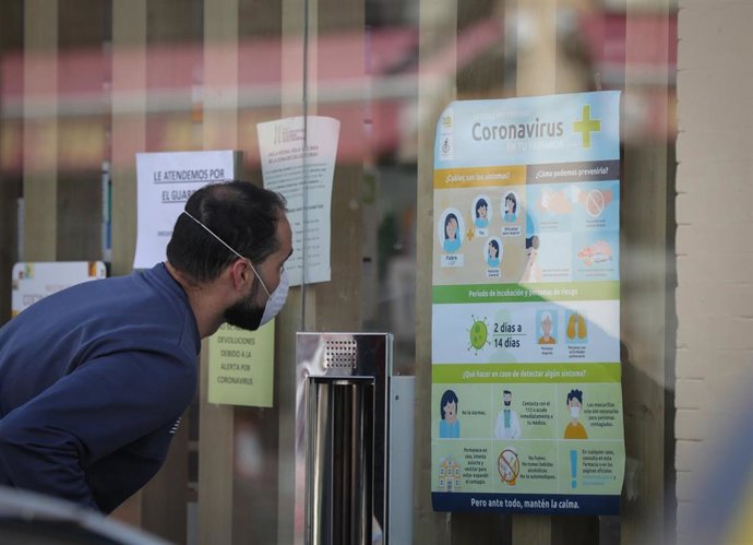 Un hombre compra en una farmacia durante el estado de alarma.(Andalucía, España), a 01 de abril de 2020.