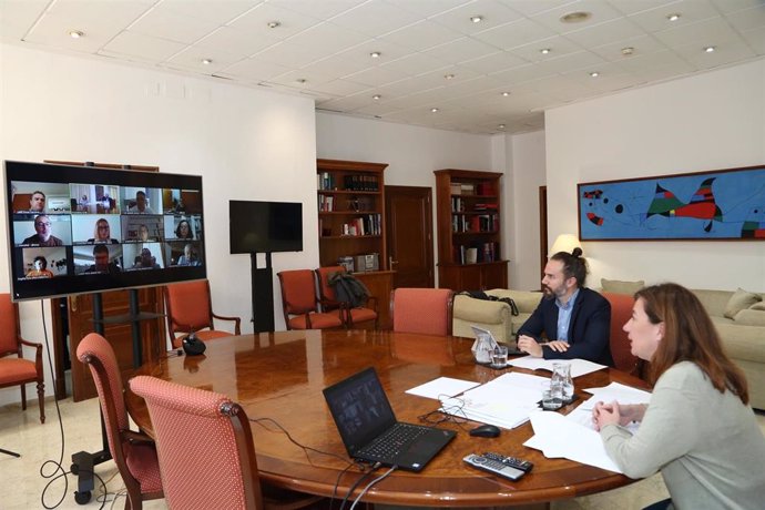 La presidenta Armengol durante una reunión por videoconferencia con representantes del sector de la vivienda.