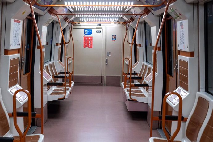 Un vagón de Metro de Madrid totalmente vacío durante la tercera semana de confinamiento por coronavirus.