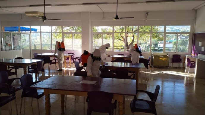 Efectivos del Consorcio  PRovincial de Bomberos de la Diputación continúan la desinfección de residencias, centros de salud de municipios menores de 20.000 habitantes con ayuda de Sando y de agricultores y ganaderos