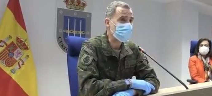 Rey Felipe con mascarilla, guantes, guardando distancias vestido uniforme de ejército