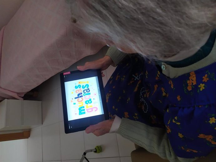 Ineco dona 'tablets' a residencisa de la tercera edad