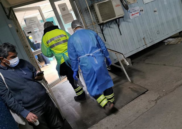 Trabajadores sanitarios en un hospital de Santiago de Chile