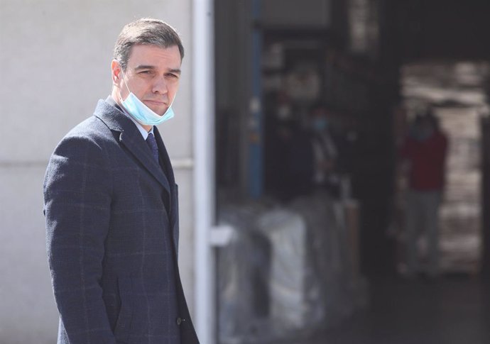 El presidente del gobierno, Pedro Sánchez, protegido con mascarilla durante la visita que ha realizado a las instalaciones interiores de la empresa Hersill, 