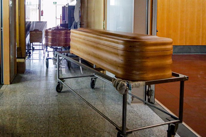 Varios ataúdes en un pasillo del Tanatorio Crematorio Mémora Coslada.