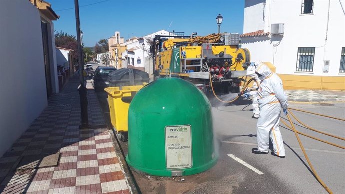 Labores de desinfección del Infoca en Fuente de Piedra (Málaga)