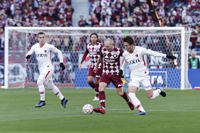 Andrés Iniesta conduce la pelota durante el partido entre el Vissel Kobe y el Kashima Antlers