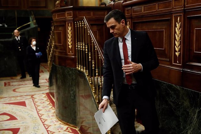 El presidente del Gobierno, Pedro Sánchez, baja de la tribuna en el pleno del Congreso