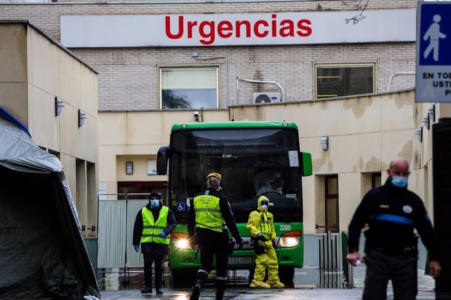 Un policía militar de la UME escolta la salida desde donde parte los autobuses que están siendo utilizados para trasladar pacientes contagiados con coronavirus de las Urgencias del Hospital Gregorio Marañón al Hospital de Campaña de IFEMA.
