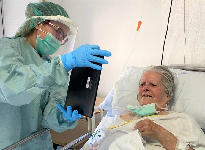 Una paciente se comunica con un familiar por videollamada