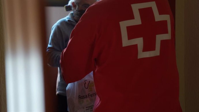 Voluntario de Cruz Roja entrega alimentos y medicamentos