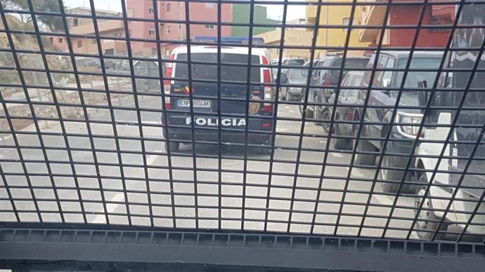 Control policial en un barrio periférico de Melilla