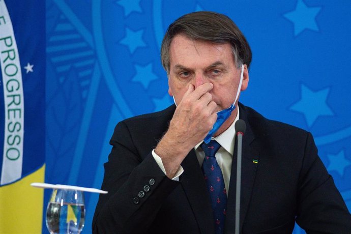 El presidente de Brasil, Jair Bolsonaro, con una mascarilla por el coronavirus