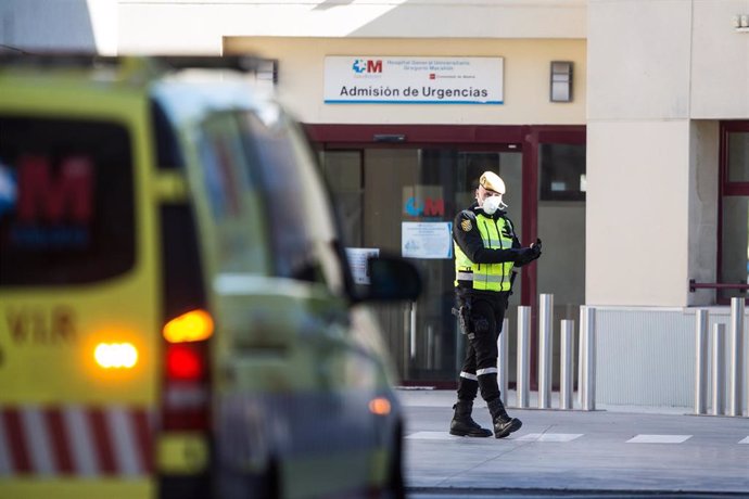 Un militar de la UME  en las inmediaciones de Urgencias del Hospital Gregorio Marañón durante la crisis del coronavirus en Madrid (España), a 3 de abril de 2020.