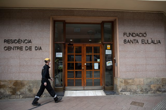 Un militar de la UME entra en la Residencia Fundaciò Santa Eulàlia para desinfectarla durante uno de los días del estado de alarma y la crisis del coronavirus, en L'Hospital de Llobregat (Barcelona), a 3 de abril de 2020.