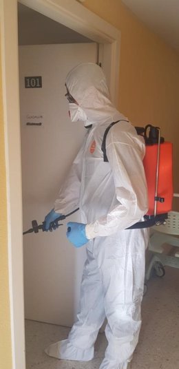 Un efectivo de la UME trabaja desinfectando un centro de mayores en Huelva