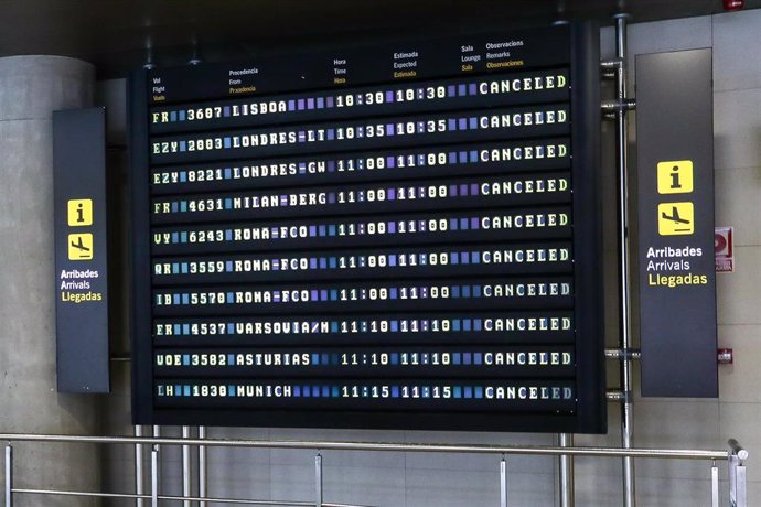 Pantalla luminosa en la que se muestran los vuelos cancelados en el Aeropuerto de Valencia durante el cuarto día del estado de alarma por coronavirus, en Valencia/Comunidad Valenciana (España) a 19 de marzo de 2020.