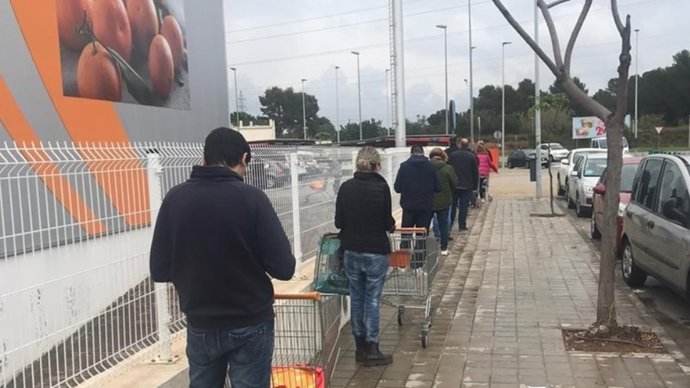 Colas para acceder a un supermercado