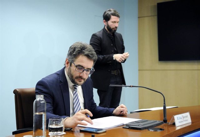 El ministro portavoz de Andorra, Eric Jover, y el intérprete del lenguage de los signos, David Jiménez, en rueda de prensa sobre el coronavirus