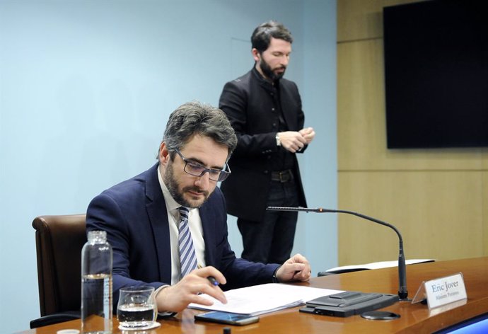 El ministre portaveu d'Andorra, Eric Jover, i l'intrpret del lenguage dels signes, David Jiménez, en roda de premsa sobre el coronavirus