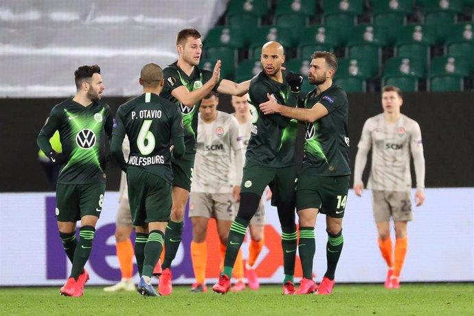 Varios jugadores del VfL Wolfsburgo celebran un gol.