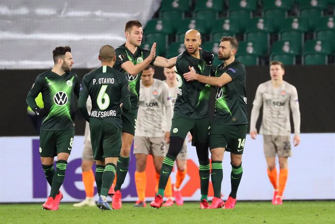 Fútbol.- Los jugadores del Wolfsburgo ayudan a limpiar y recargar en supermercad