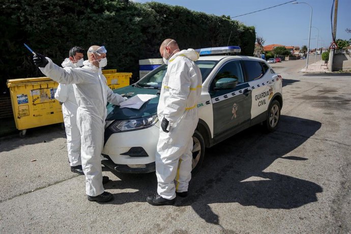 Militares y guardias civiles minutos antes de entrar en la Residencia de ancianos Edad de Oro ubicada en el pueblo madrileño El Álamo donde han acudido los militares y la Guardia Civil para llevar a cabo durante la jornada de hoy tareas de desinfección 