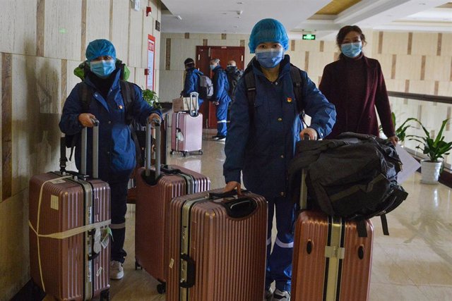 Imagen de sanitarios en la provincia china de Hubei.