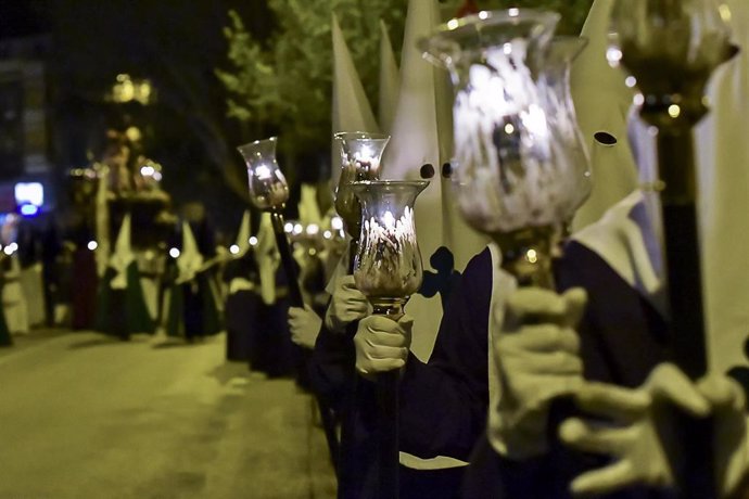 Nazarenos con velas encendidas en sus tulipas durante la 'procesión del Perdón' celebrada el Martes Santo en Cuenca.         
