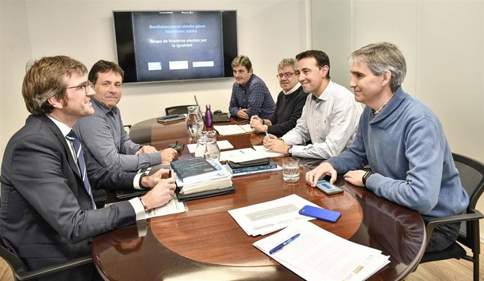 Gorka Urtaran (izq), junto a alcaldes de municipios vascos