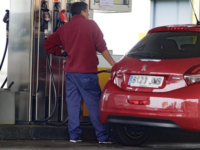 Un hombre reposta carburante en una estación de servicio