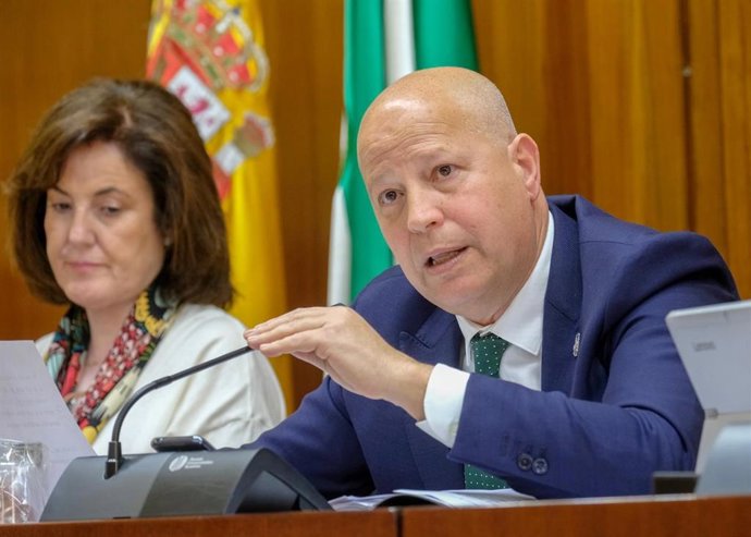 El consejero de Educación y Deporte, Javier Imbroda, en comisión parlamentaria en una imagen de archivo