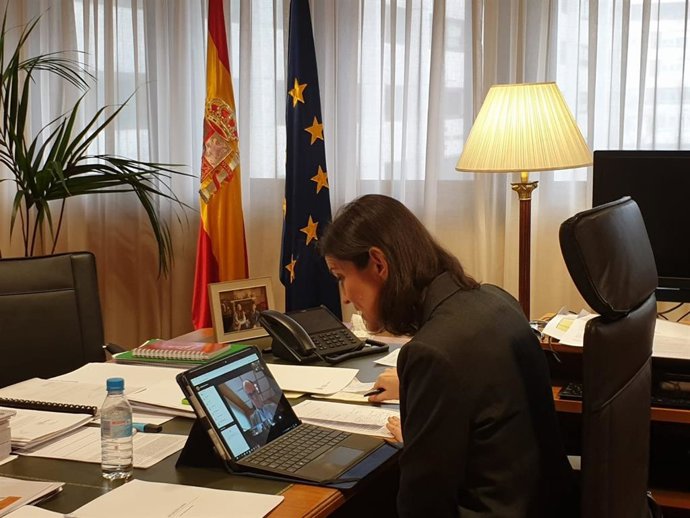 La ministra de Industria, Comercio y Turismo, Reyes Maroto, en una reunión telemática durante la crisis del coronavirus