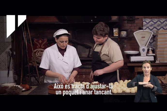 El youtuber Miquel Montoro y la panadera Xisca Camps elaboran panades, en el video promocional del Producto de Pascua del Consell.