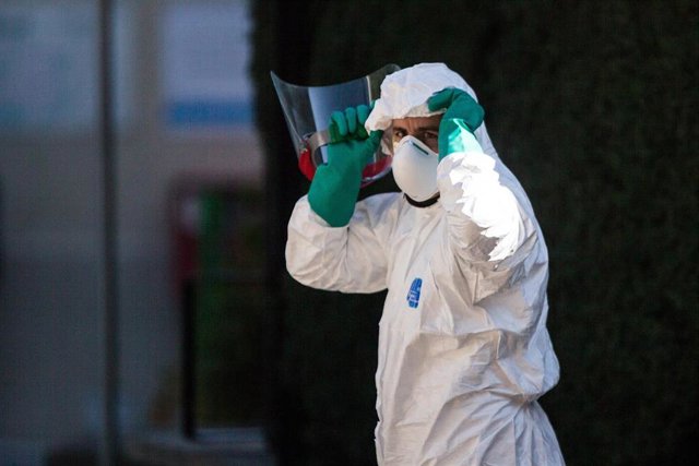 Desinfección de un autobús de la EMT para traslado de pacientes del Hospital Gregorio Marañón al de campaña de IFEMA